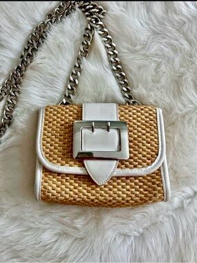 Crossbody straw bag with silver chain